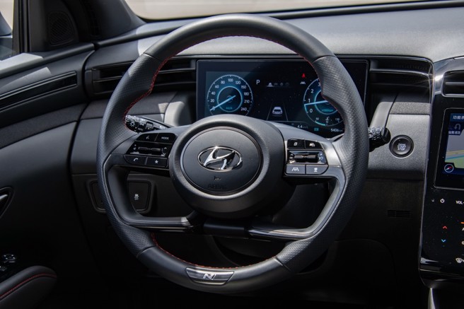 N Line专属跑格多功能方向盘。（陈大任摄）