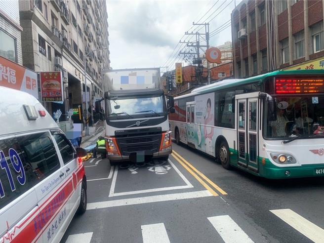 警消獲報後到場協助老翁送醫。（警方提供）