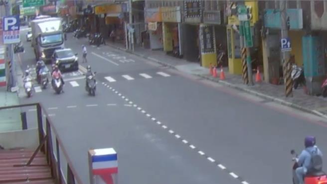 監視器拍下老翁違規橫越馬路。（警方提供）