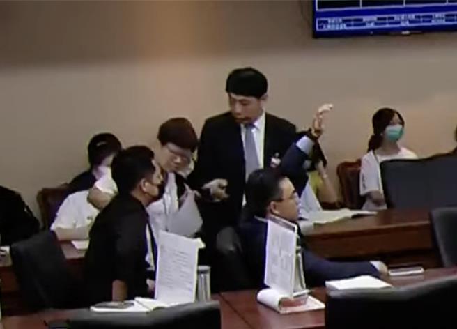 国民党立委罗廷玮（左）向议事人员表达没有要投票。（国会频道）