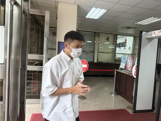 艺人宥胜出庭，双手合十，不发一语。（图赖佩璇摄）