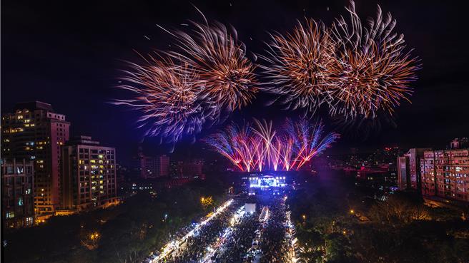 新竹县2023跨年晚会的烟火秀，主舞台在县府广场，县政六路为摊商市集，2025跨年主舞台将改在县政六路，县府广场则做市集。（罗浚滨摄）