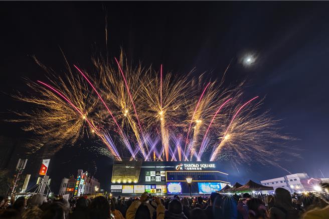 新竹市在湳雅公园举办2024大新竹跨年晚会，烟火秀差强人意。（罗浚滨摄）