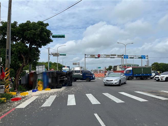 女駕駛開車行經路口左轉闖紅燈，碰撞小貨車2車翻覆。（警方提供／呂筱蟬桃園傳真）