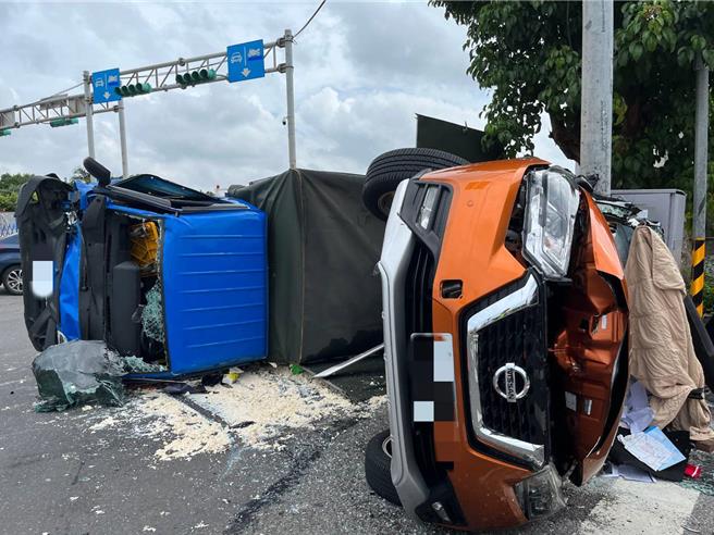女駕駛開車行經路口左轉闖紅燈，碰撞小貨車2車翻覆。（警方提供／呂筱蟬桃園傳真）