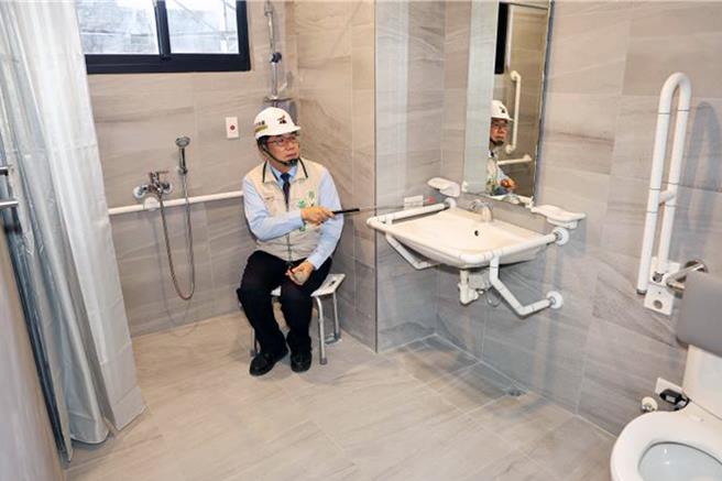 台南市长黄伟哲视察永康区「宜居成功」社宅。（市府提供／洪荣志台南传真）