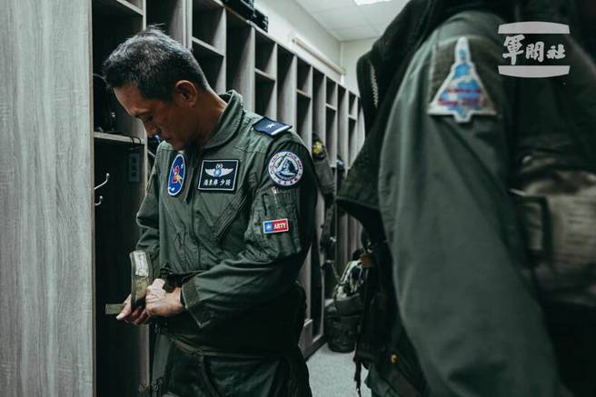 第二聯隊聯隊長潘東櫸少將共乘編號2061的雙座型幻象率先升空，於起飛前著裝。(軍聞社提供)