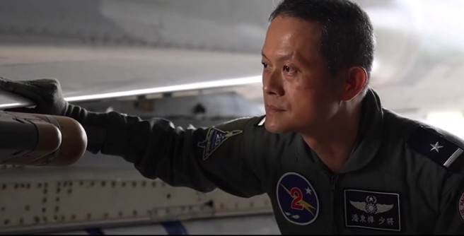 第二聯隊聯隊長潘東櫸少將共乘編號2061的雙座型幻象率先升空，於起飛前進行360度檢查。(軍聞社提供)