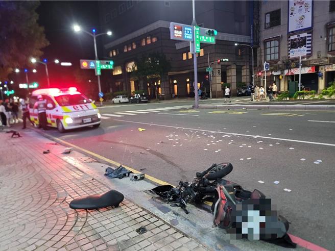 汽车与机车路口相撞，机车零件四散幸骑士无生命危险，汽车驾驶却肇事逃逸，警方逮到人双方均称是「绿灯直行」。（警方提供／任义宇高雄传真）