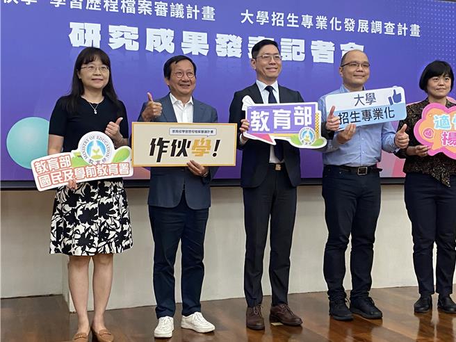 教育部高教司长廖高贤（中）表示，对于佛光、真理、文化及大叶等4校短报招生缺额，将对校长进行行政惩裁罚。（林志成摄）
