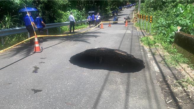 高雄市六龜區今天中午發生一起女騎士自摔交通事故！50歲林姓女子騎機車行經高131縣道時，突然遇見直徑超過1公尺的坑洞，雖緊急催油門逃離坑洞，仍因機車碰撞坑洞造成人車撞上路邊電線桿，所幸傷勢無礙，警方獲報後立即到場交管，目前已由相關單位搶修中。（警方提供／林雅惠高雄傳真）