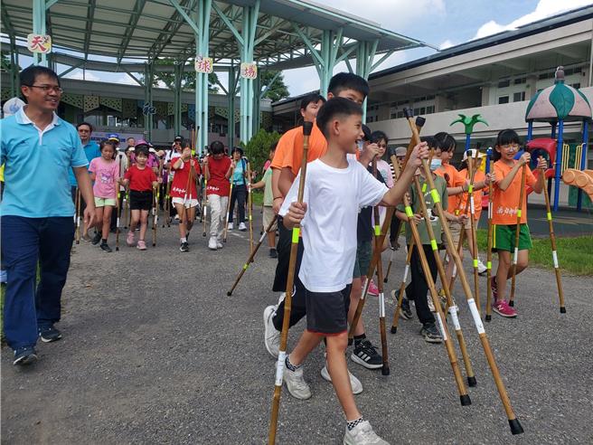 雲林縣府今年積極推廣竹杖健走，竹杖來自於古坑鄉所生產。（周麗蘭攝）