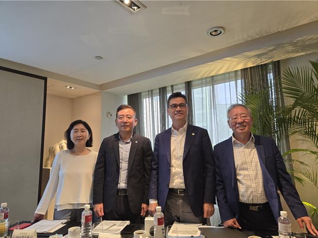 星宇航空執行長翟健華（右二）主持上市前媒體茶敘。（黃琮淵攝）