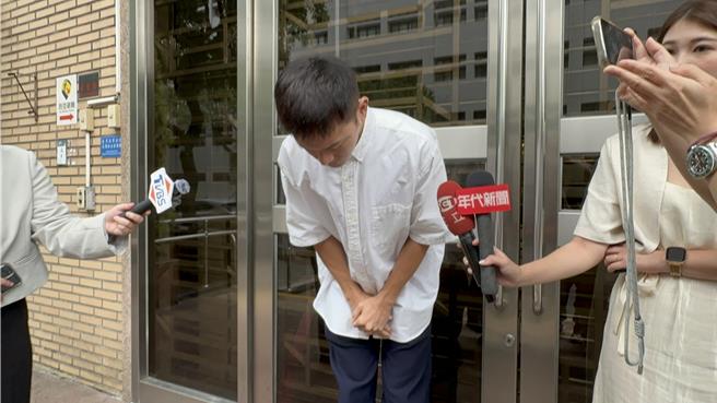 宥勝庭後兩度透過鏡頭鞠躬道歉，希望能緩刑。（圖賴佩璇攝）