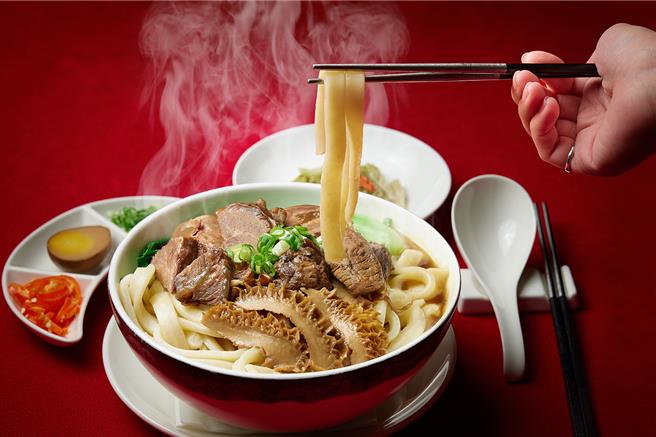 「红烧极品牛肉麵」选用牛颊肉、牛肋条、牛腱与牛肚4种极品部位分别滷制，加上浓郁高汤，是款高人气美食，售价580元加1成。(JR东日本大饭店台北提供)