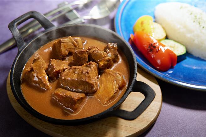 「红酒炖和牛」严选澳洲顶级和牛，经红酒慢炖入味，肉质鲜嫩，口感细致，售价600元加1成。(JR东日本大饭店台北提供)