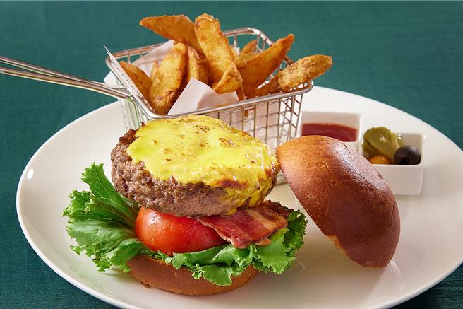 以饭店名称命名的「MPT汉堡」，以澳洲和牛制作牛肉汉堡排，加上龙蒿风味蛋黄酱等搭配，售价600元加1成。(JR东日本大饭店台北提供)