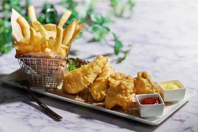 「英式炸鱼薯条」以台湾产的鲜美鲷鱼，炸到外酥内嫩，搭配日式风味的柚子胡椒美乃滋，为传统料理注入新感受，售价480元加1成。(JR东日本大饭店台北提供)