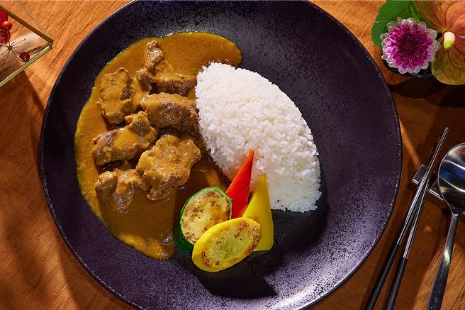 饕客最爱的「和牛咖哩」以独家黄金比例制作咖哩酱，浓香滑顺的酱料搭配和牛，带来无与伦比的豪华享受，售价600元。(JR东日本大饭店台北提供)