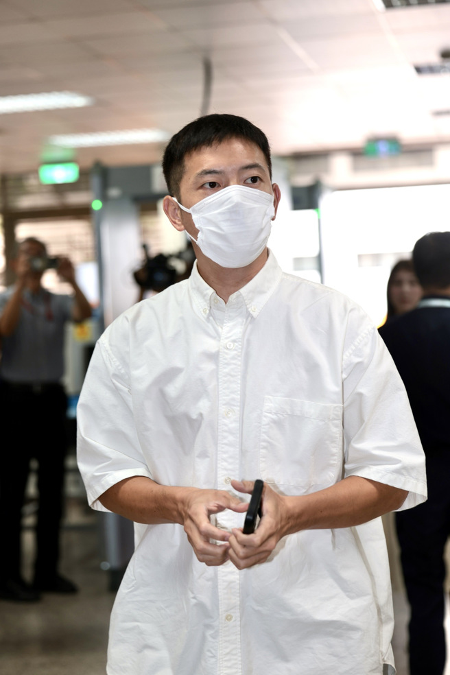 藝人宥勝（見圖）被控8年前跨坐、強吻女助理涉強制猥褻罪；宥勝在媒體包圍下走進法院，不發一語。（郭吉銓攝）