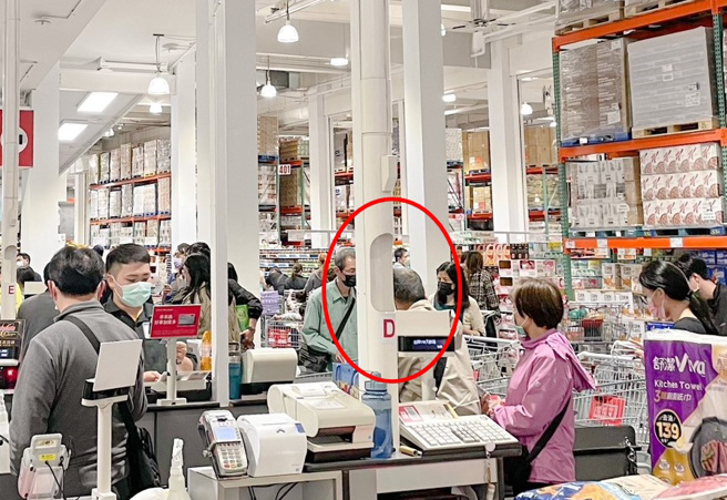 好市多每个结帐柜台都有一个有洞的管线，有女子好奇作用。（图／杨雅婷摄影）