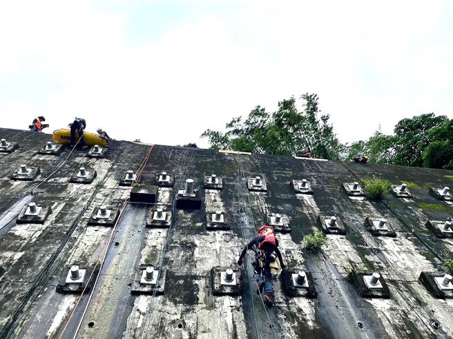 2024Grimp Taiwan 繩索救助國際邀請賽，以消防人員最常遇到的救援情境設計12道關卡。（消防署提供／楊靜茹南投傳真）