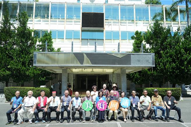 随着「旧市议会公办都更案」即将启动，旧议会建筑也将拆除，高市议长康裕成、副议长曾俊𠎀今（24）日陪着现任及卸任议员进行最后巡礼。（高市议会提供）