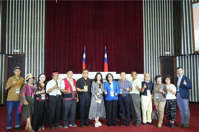 随着「旧市议会公办都更案」即将启动，旧议会建筑也将拆除，高市议长康裕成、副议长曾俊𠎀今（24）日陪着现任及卸任议员进行最后巡礼。（高市议会提供）