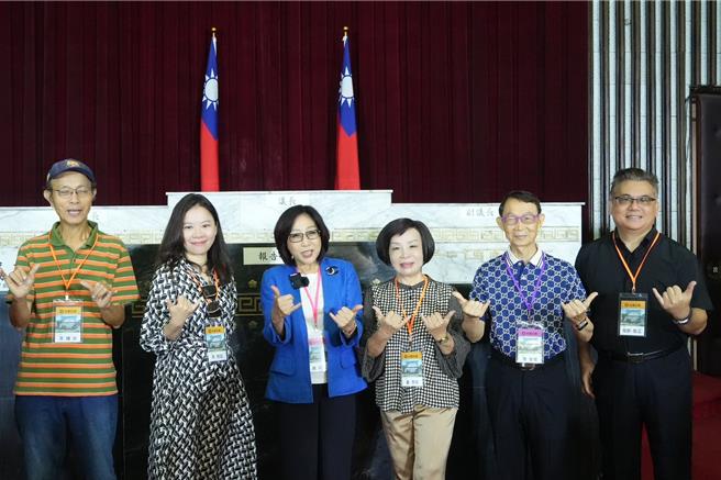 随着「旧市议会公办都更案」即将启动，旧议会建筑也将拆除，高市议长康裕成、副议长曾俊𠎀今（24）日陪着现任及卸任议员进行最后巡礼。（高市议会提供）