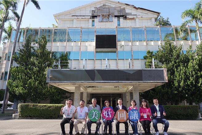 随着「旧市议会公办都更案」即将启动，旧议会建筑也将拆除，高市议长康裕成、副议长曾俊𠎀今（24）日陪着现任及卸任议员进行最后巡礼。（高市议会提供）