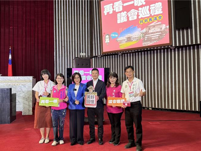 随着「旧市议会公办都更案」即将启动，旧议会建筑也将拆除，高市议长康裕成、副议长曾俊𠎀今（24）日陪着现任及卸任议员进行最后巡礼。（高市议会提供）