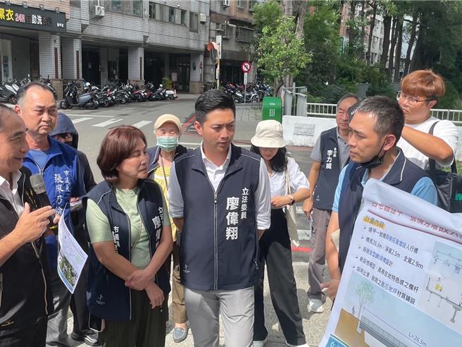 台中市議員黃馨慧、立委廖偉翔會勘西屯區人行道凹凸不平等情況。（黃馨慧提供）