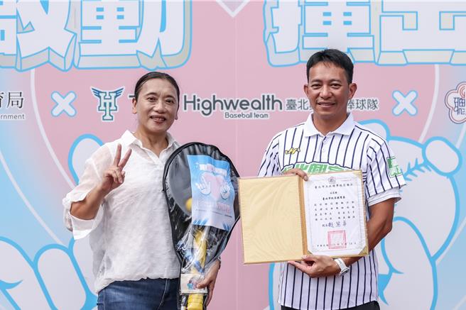 台北市政府體育局羅國偉專委(右)致贈樂樂棒球組予北市啟聰學校趙麗華校長，鼓勵學生們揮出屬於自己的新生活，勇敢追求自我。（圖／台北市體育局）