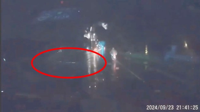 賓士車撞斷電桿，導致電線垂落，害騎士絆倒騎士慘摔，機車還因此飛到半空中。紅圈處有電線（翻攝爆料公社）