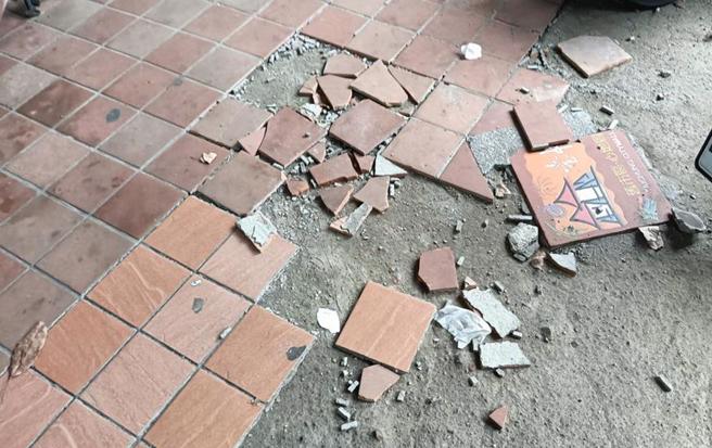 台中市中区第二市场台湾大道骑楼，大面积地砖严重脱落，连「旧市区，心地图」形象地砖也岌岌可危。（陈淑娥摄）