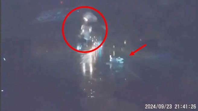 賓士車撞斷電桿，導致電線垂落，害騎士絆倒騎士慘摔，機車（紅圈）還因此飛到半空中。（翻攝爆料公社）