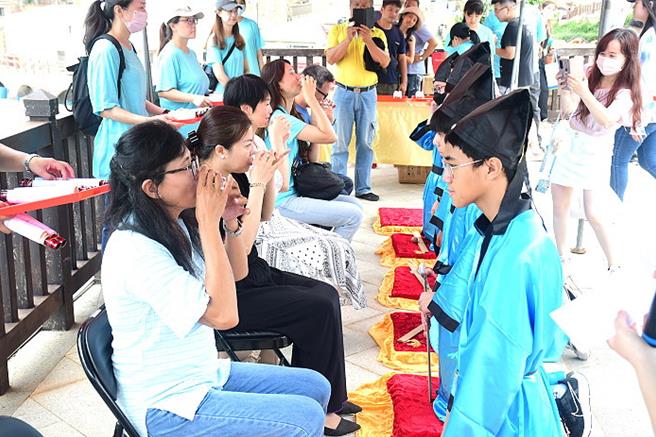 马祖传统成年礼「牛角做出幼」，图为去年活动情形。（连江县政府提供）