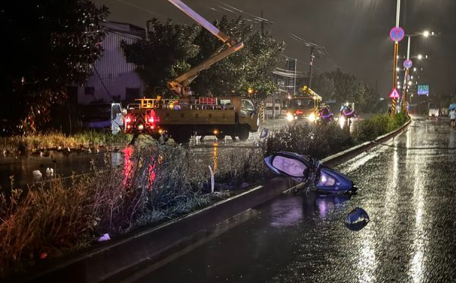 賓士車撞斷電桿，導致電線垂落，害騎士絆倒騎士慘摔，機車還因此飛到半空中。（翻攝畫面）