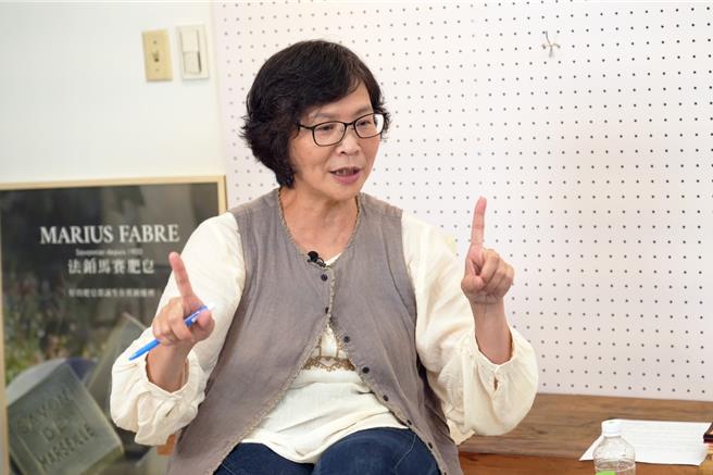 蔡壁如今上网路节目《中午来开匯》，接受媒体人黄光芹专访。（《中午来开匯》提供）