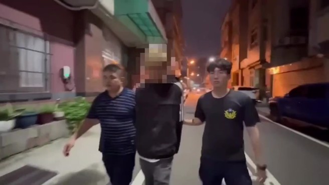 男童生父被警方逮捕，移送後遭羈押禁見。（翻攝畫面）