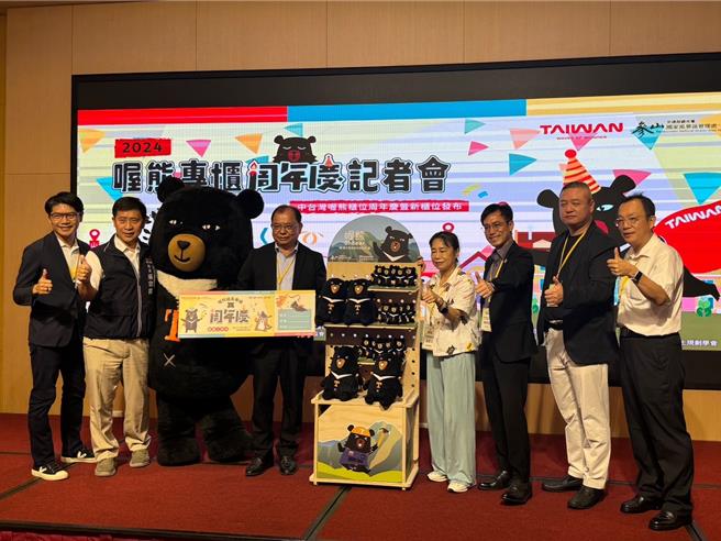 交通部觀光署打造吉祥物「喔熊」，盼透過IP萌經濟推動觀光，參山處24日公布，將喔熊專櫃擴大至18處，共36家業者推出83項聯名產品。（潘虹恩攝）