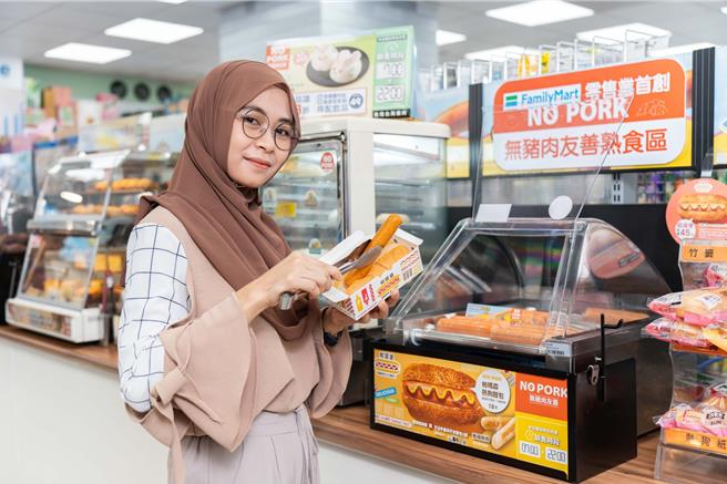 全家首创「NO PORK无猪肉熟食区」帮助穆斯林族群快速辨识，并开发无猪肉成分的热狗、包子。（吴松翰摄）