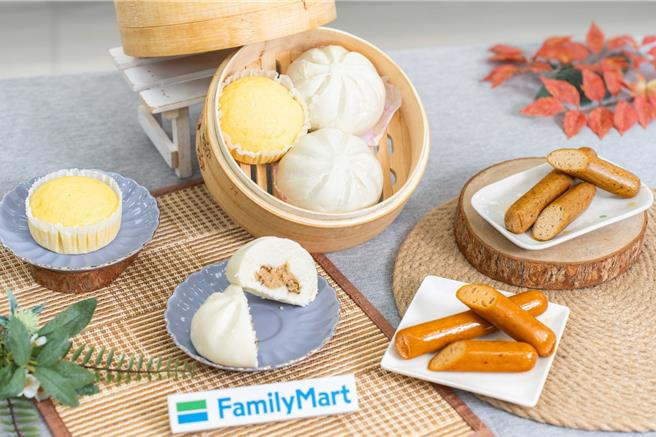 全家蒸箱开卖「马拉糕」与「塔香鸡肉包」，更有专门为穆斯林及特殊饮食族群开发的「维也纳风味热狗」、「香辣鸡肉热狗」。（吴松翰摄）