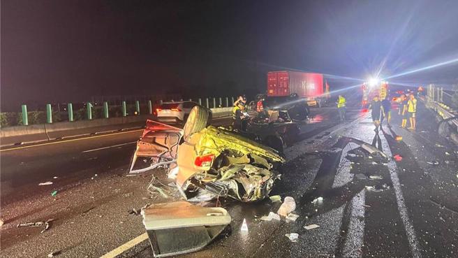 昨天深夜国道追撞车祸现场。（翻摄画面）