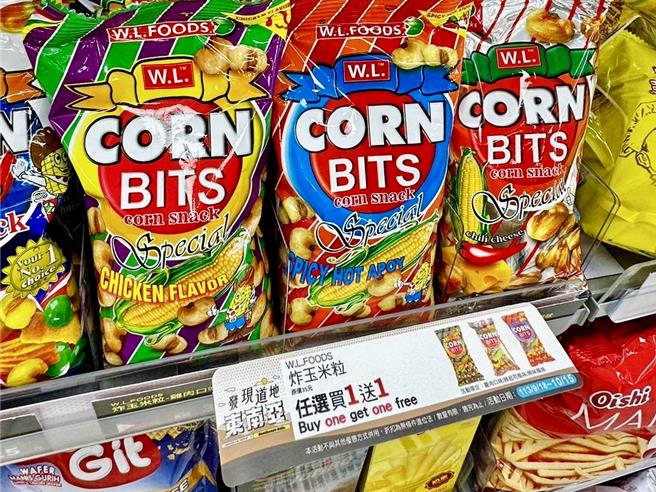 全家「东南亚进口商品货架」优惠插卡改为中英标示，让不同国别的消费者轻松掌握商品促销情报。（全家提供／朱世凯台北传真）