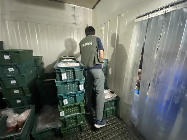 台南市卫生局稽查肉类加工食品制造业，查获3家业者贮存逾期原料。（卫生局提供／曹婷婷台南传真）
