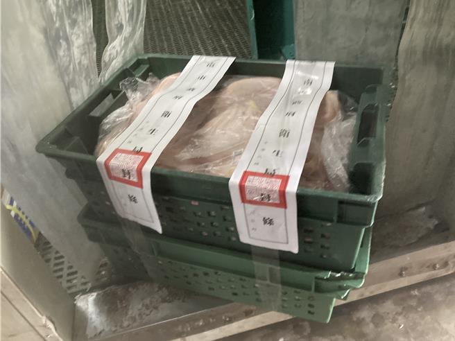 台南市卫生局稽查肉类加工食品制造业，查获3家业者贮存逾期原料。（卫生局提供／曹婷婷台南传真）