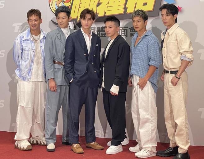 威廉（左起）、敖犬、王子、阿纬、小煜、小杰26日合体了。（谢采恩摄）