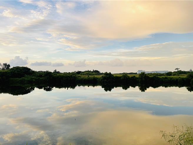 七股区大潭村黄姓男子拍下屋后渔塭的黄昏倒影，上传个人脸书。（民眾提供／宝智华台南传真）