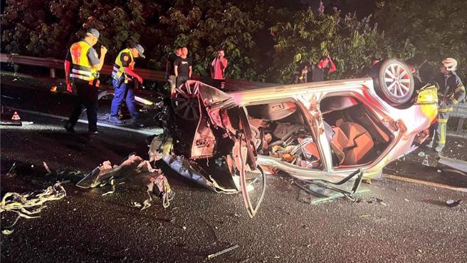 昨天深夜国道追撞车祸现场。（翻摄画面）